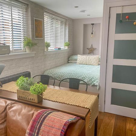 Stylish, Central Studio With Kitchen & Large Deck Fort William Eksteriør bilde