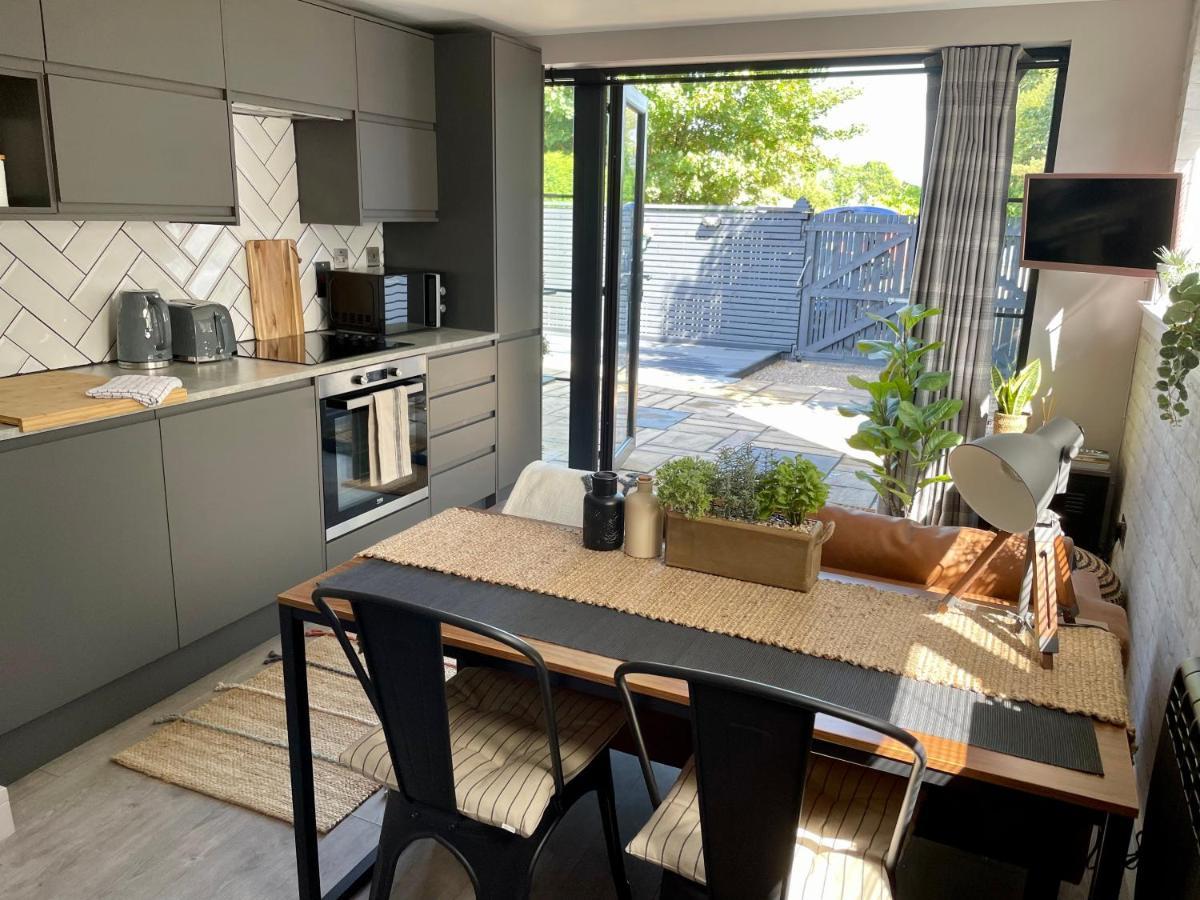 Stylish, Central Studio With Kitchen & Large Deck Fort William Eksteriør bilde