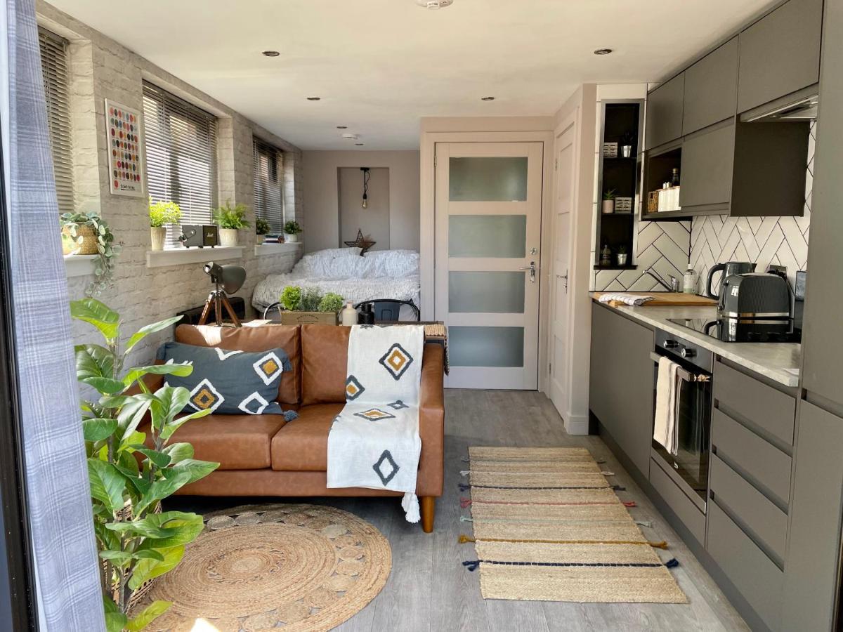 Stylish, Central Studio With Kitchen & Large Deck Fort William Eksteriør bilde